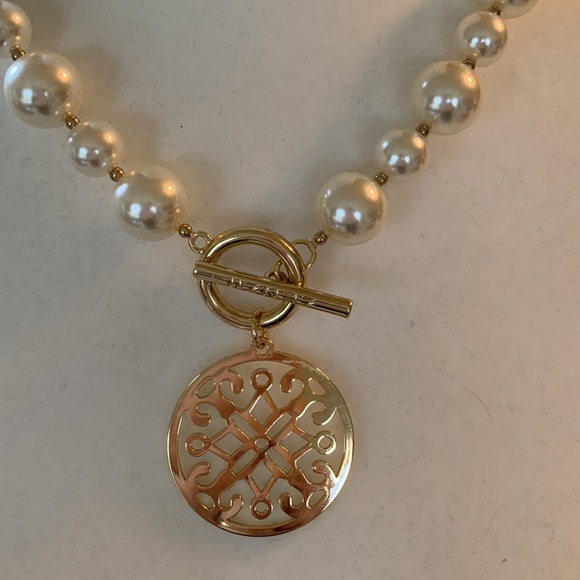 BRAND NEW Pearl necklace with gold front toggle closure and charm - Picture 2 of 3